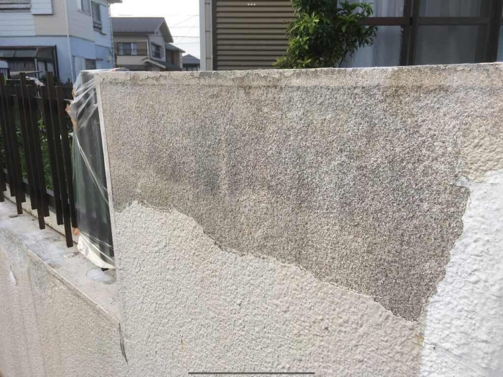 塗装が剥がれた塀