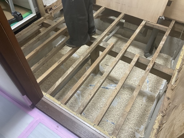 横須賀　山本　塗装　外壁　屋根　シロアリ　床下　調湿　活性炭　ゼオライト　必要　湿気　対策