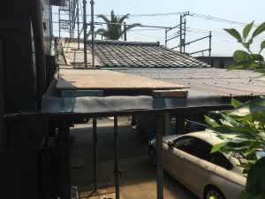 テラスの上で塗装するための足場をつくる２