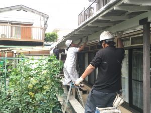 梅雨時の塗装の木製テラス