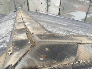屋根棟を外したコロニアル屋根